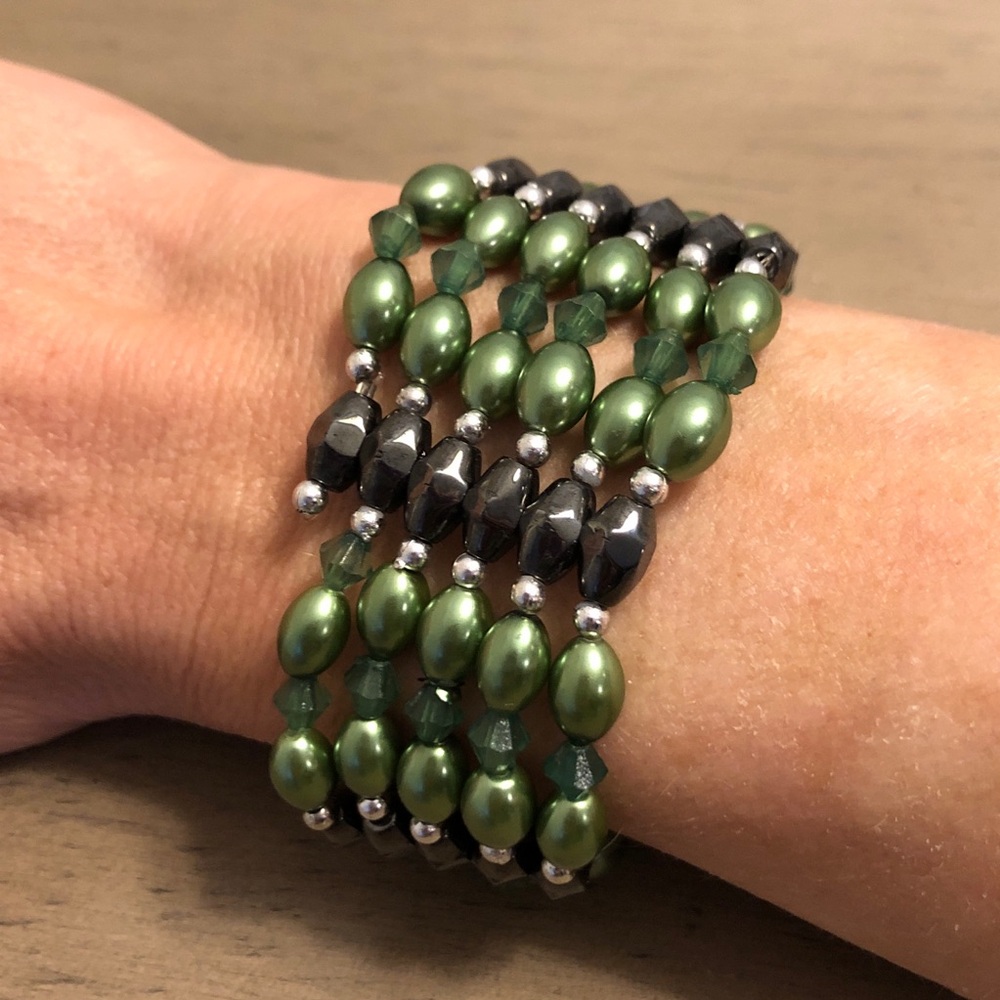 Elegant Green and Black Magnetic Therapy Beaded Wrap Around Bracelet